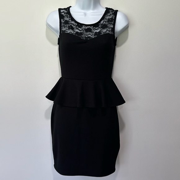 Peplum lace dress - Picture 1 of 4